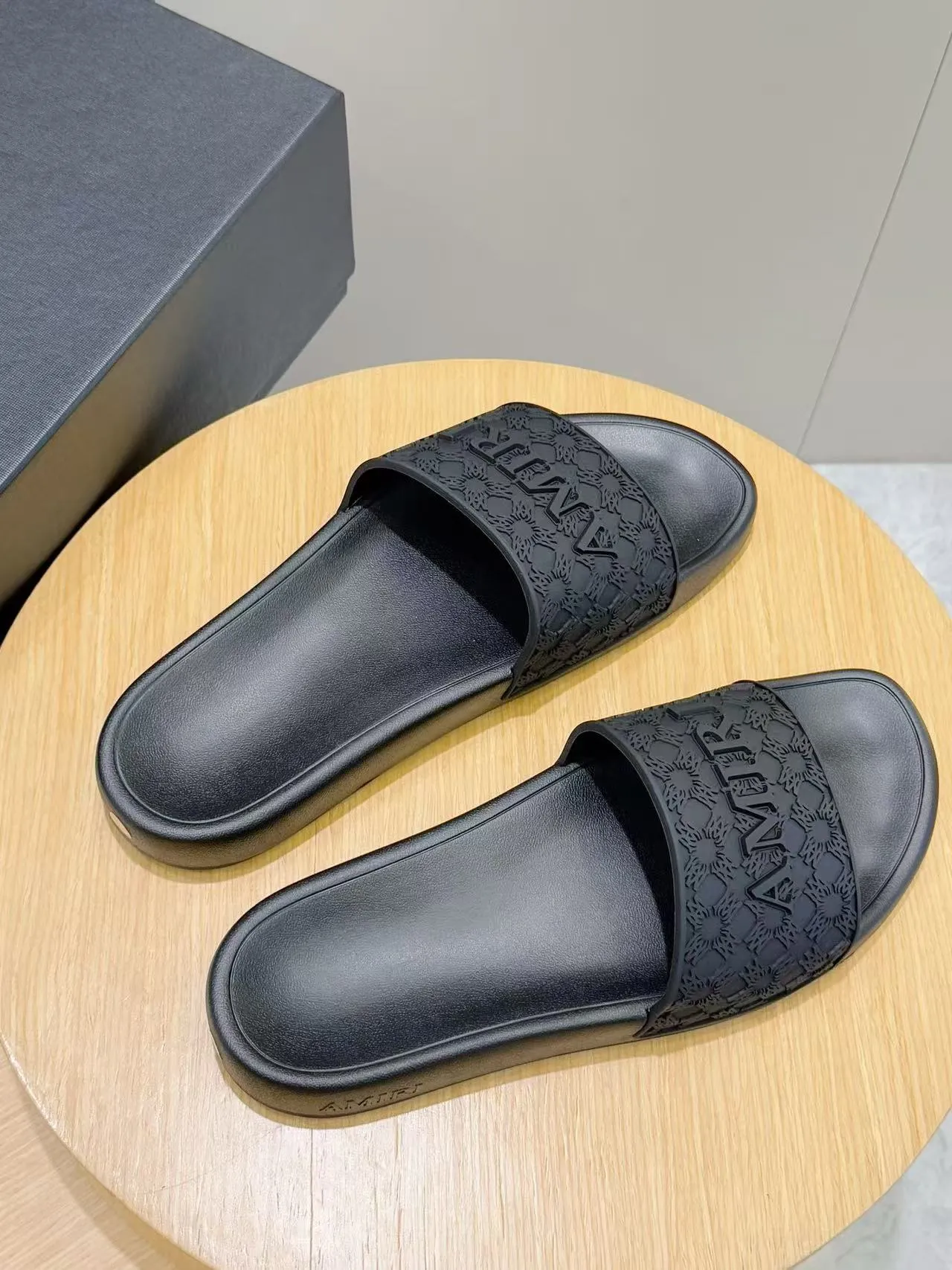 [AMIRI* Emil] P: 300💰 Size: 39-45 Official website new original 1:1 AMIRI* Emil classic men's slippers, high-end boutique, original material, TPU upper, foam bottom, fine workmanship, casual, loose and comfortable, a must-have in summer.